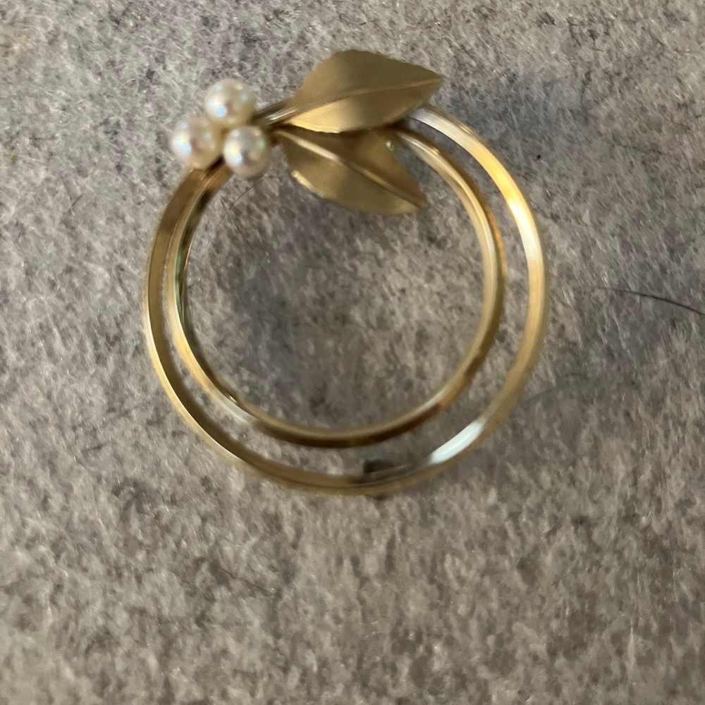 Krementz Vintage Double Gold Tone Circle With Pearls Brooch.